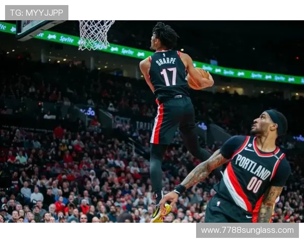 谢登-夏普精彩隔扣照曝光 开拓者与球迷共同见证飞翔瞬间 谢登-夏普精彩隔扣照曝光 开拓者与球迷共同见证飞翔瞬间