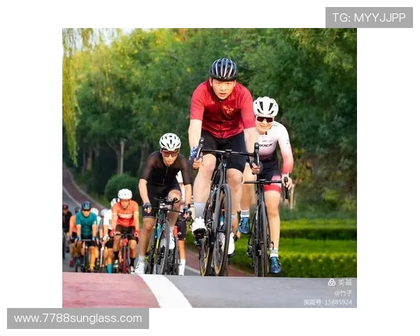自行车选手比赛中的敏锐视角